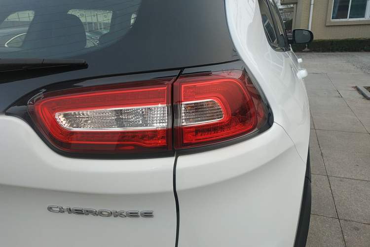 Used Jeep Cherokee 2017 2.0L Superior Edition Exterior 3