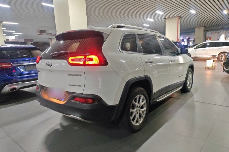 Used Jeep Cherokee 2017 2.0L Superior Edition Exterior 3