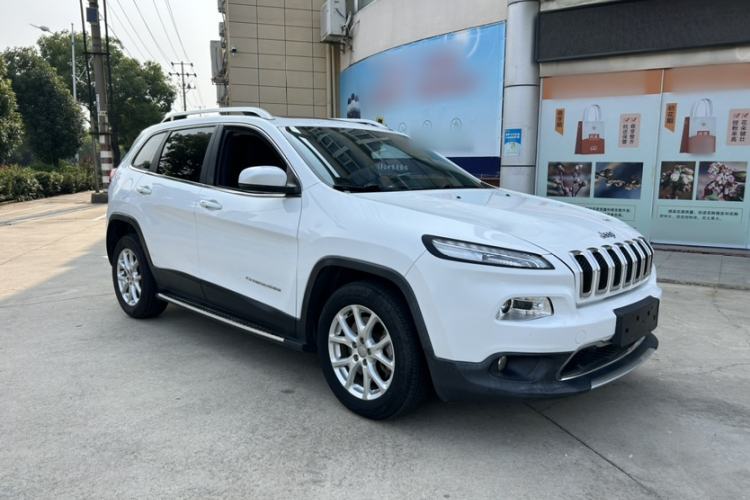 Used Jeep Cherokee 2017 2.0L Superior Edition Exterior 3