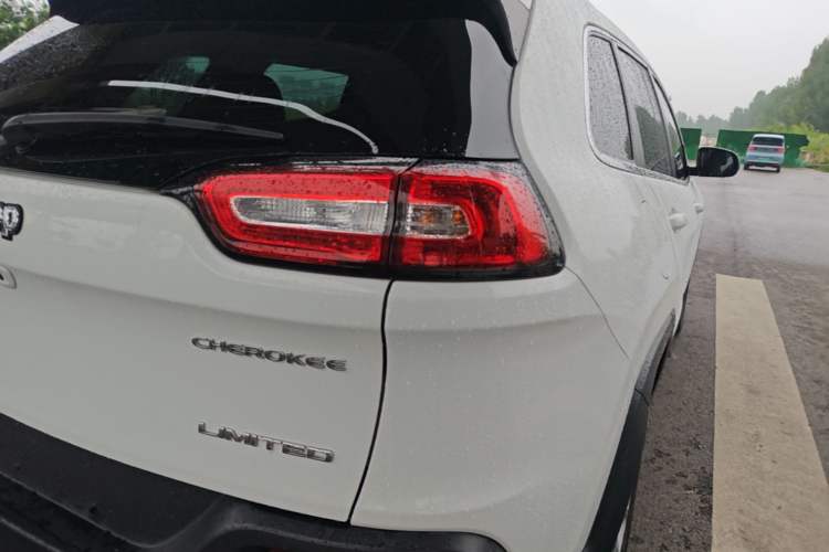 Used Jeep Cherokee 2017 2.0L Superior Edition Exterior 3