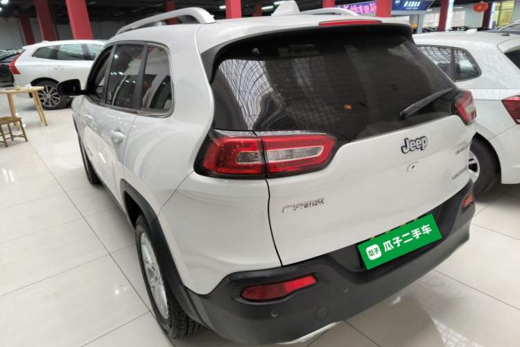Used Jeep Cherokee 2017 2.0L Superior Edition Exterior 3