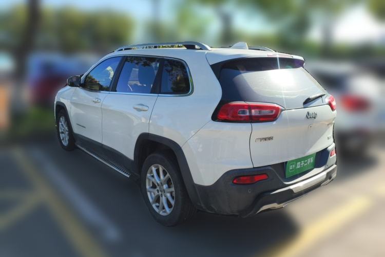 Used Jeep Cherokee 2017 2.0L Superior Edition Exterior 3