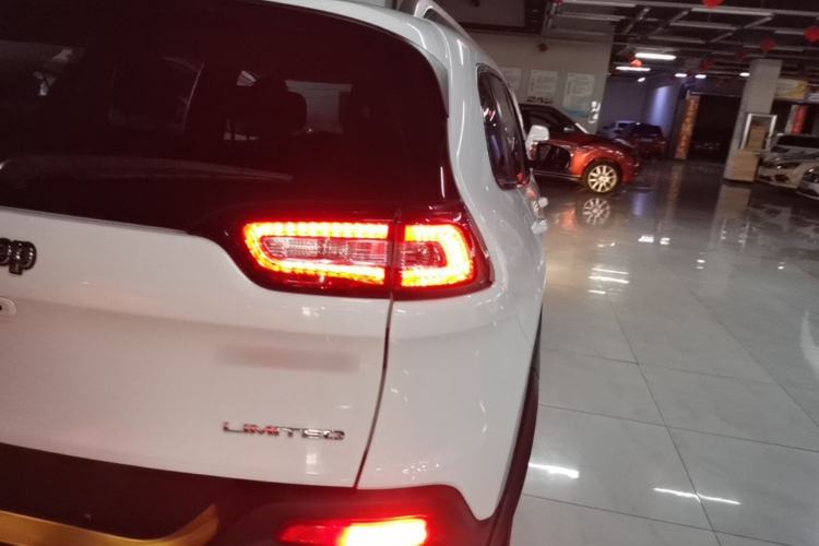 Used Jeep Cherokee 2017 2.0L Superior Edition Exterior 3
