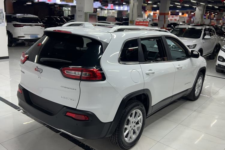 Used Jeep Cherokee 2017 2.0L Superior Edition Exterior 3