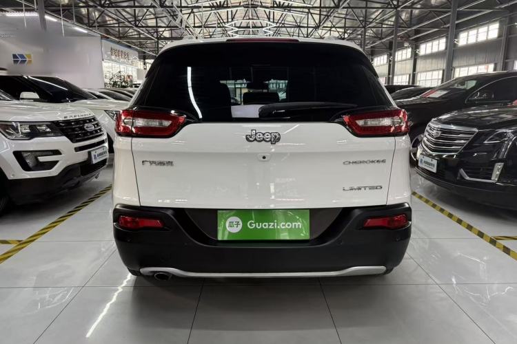 Used Jeep Cherokee 2017 2.0L Superior Edition Exterior 4