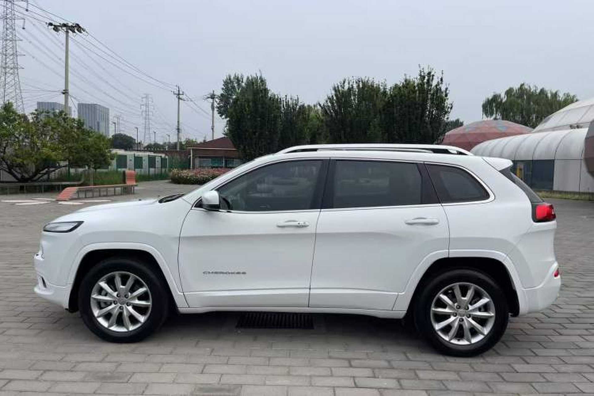 Used Jeep Cherokee 2017 2.4L Professional Edition Exterior 4