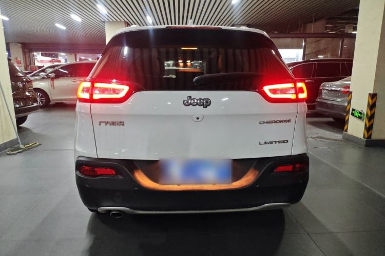 Used Jeep Cherokee 2017 2.0L Superior Edition Exterior 4