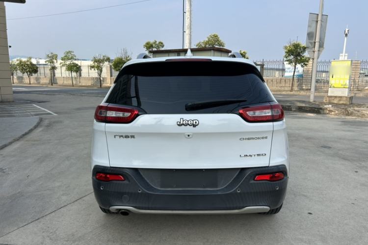 Used Jeep Cherokee 2017 2.0L Superior Edition Exterior 4