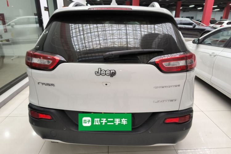 Used Jeep Cherokee 2017 2.0L Superior Edition Exterior 4