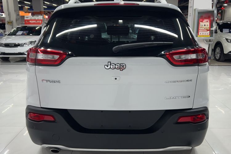 Used Jeep Cherokee 2017 2.0L Superior Edition Exterior 4