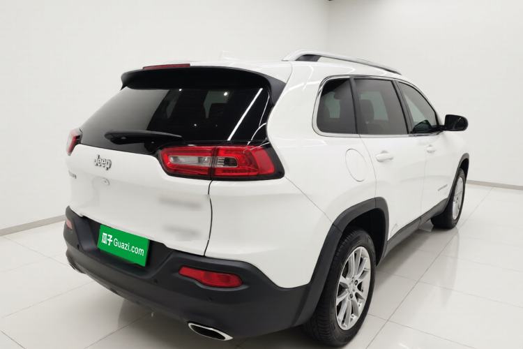 Used Jeep Cherokee 2017 2.0L Superior Edition Exterior 5