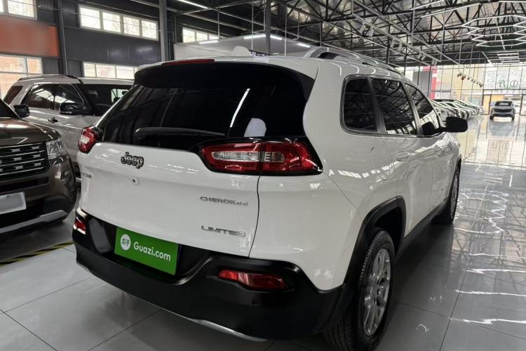 Used Jeep Cherokee 2017 2.0L Superior Edition Exterior 5