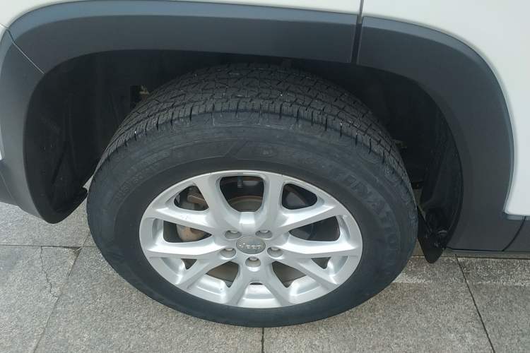 Used Jeep Cherokee 2017 2.0L Superior Edition Exterior 5
