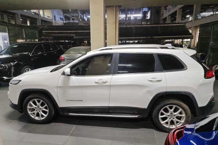 Used Jeep Cherokee 2017 2.0L Superior Edition Exterior 5