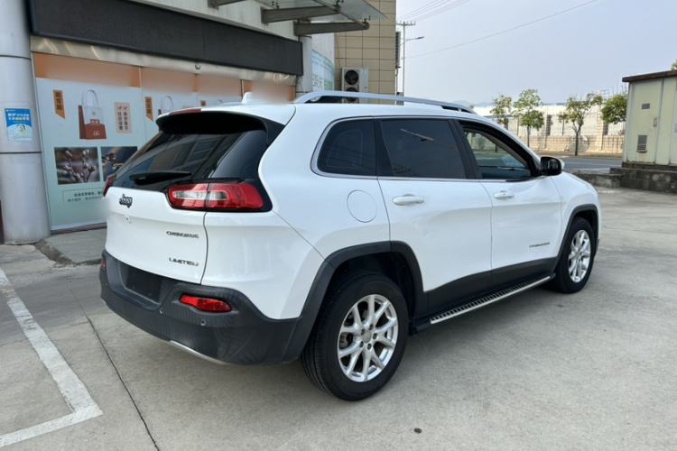 Used Jeep Cherokee 2017 2.0L Superior Edition Exterior 5