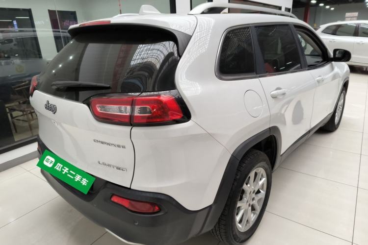 Used Jeep Cherokee 2017 2.0L Superior Edition Exterior 5