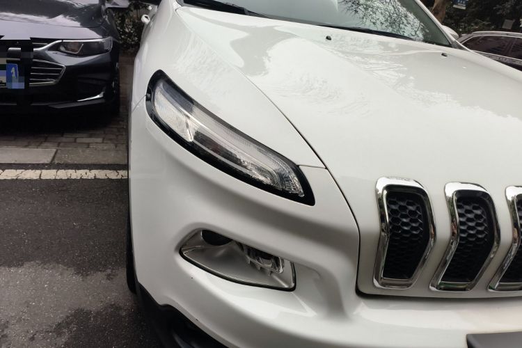 Used Jeep Cherokee 2017 2.0L Superior Edition Exterior 6