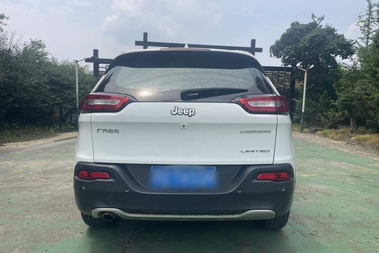 Used Jeep Cherokee 2017 2.0L Superior Edition Exterior 6