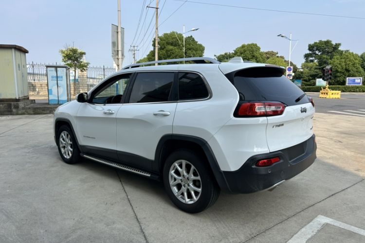 Used Jeep Cherokee 2017 2.0L Superior Edition Exterior 7