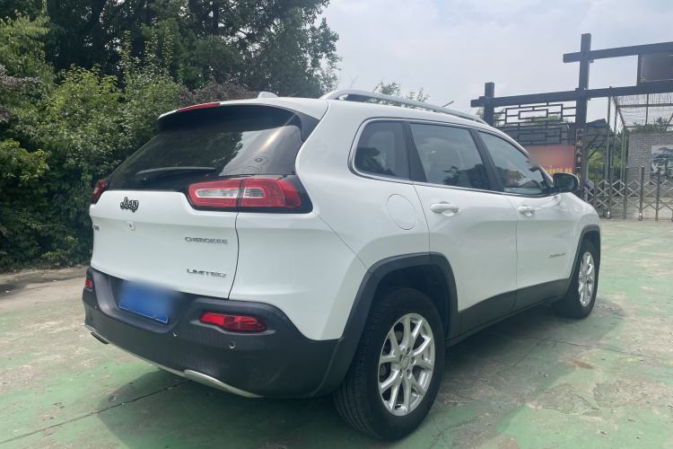 Used Jeep Cherokee 2017 2.0L Superior Edition Exterior 8