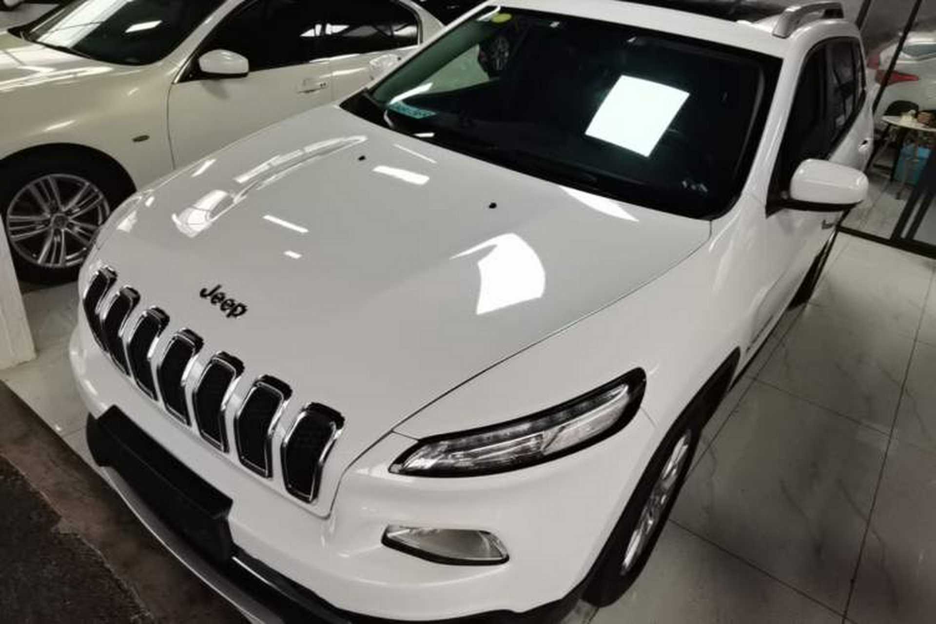 Used Jeep Cherokee 2017 2.0L Superior Edition Front Left 45 Deg