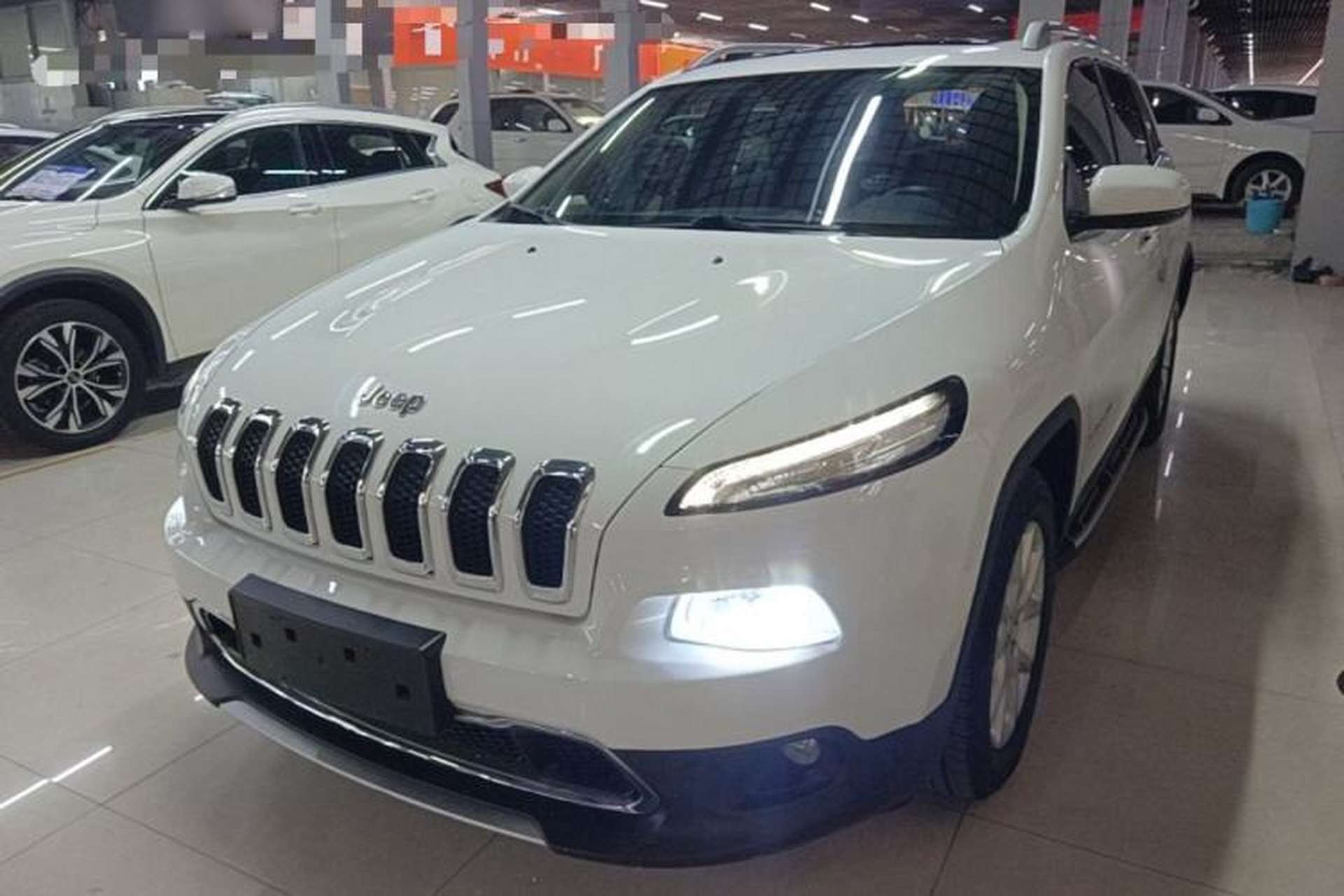 Used Jeep Cherokee 2017 2.0L Superior Edition Front Left 45 Deg