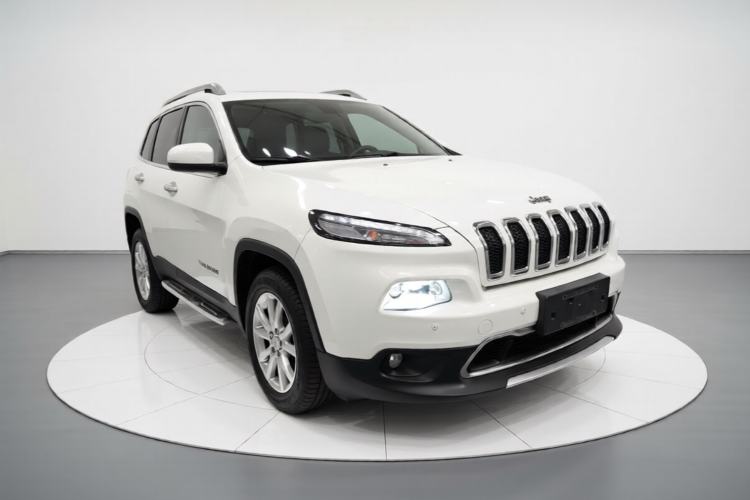Used Jeep Cherokee 2017 2.0L Superior Edition Front Right 45 Deg