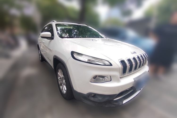 Used Jeep Cherokee 2017 2.0L Superior Edition Front Right 45 Deg