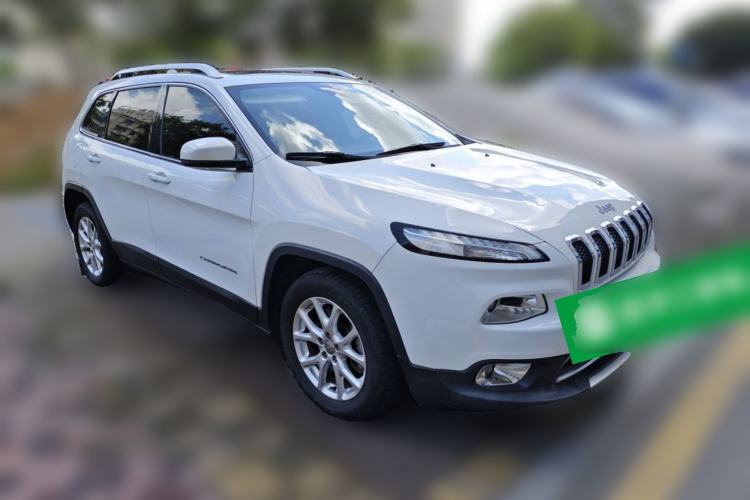 Used Jeep Cherokee 2017 2.0L Superior Edition Front Right 45 Deg