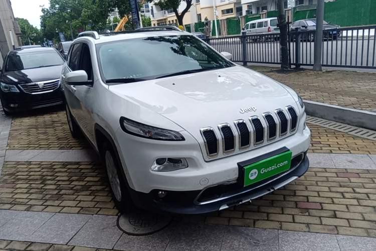 Used Jeep Cherokee 2017 2.0L Superior Edition Front Right 45 Deg