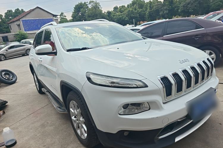 Used Jeep Cherokee 2017 2.0L Superior Edition Front Right 45 Deg