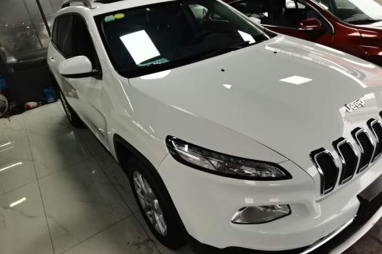 Used Jeep Cherokee 2017 2.0L Superior Edition Front Right 45 Deg