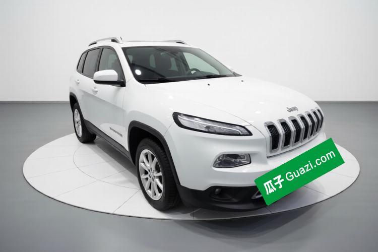 Used Jeep Cherokee 2017 2.0L Superior Edition Front Right 45 Deg
