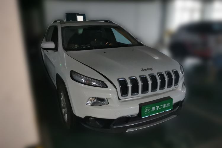 Used Jeep Cherokee 2017 2.0L Superior Edition Front Right 45 Deg