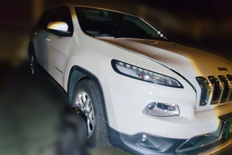Used Jeep Cherokee 2017 2.0L Superior Edition Front Right 45 Deg