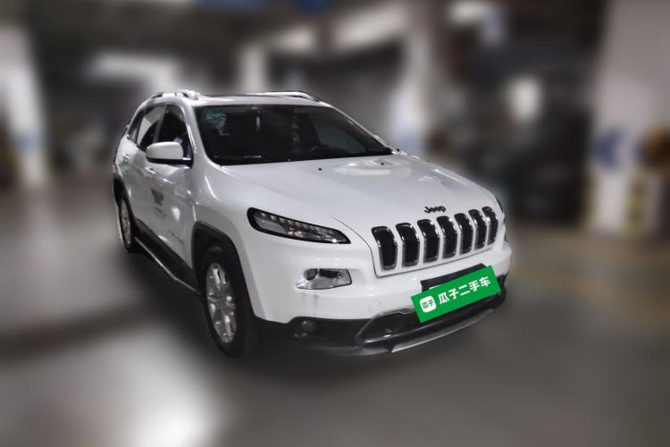 Used Jeep Cherokee 2017 2.0L Superior Edition Front Right 45 Deg