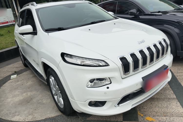 Used Jeep Cherokee 2017 2.4L Superior Edition Front Right 45 Deg