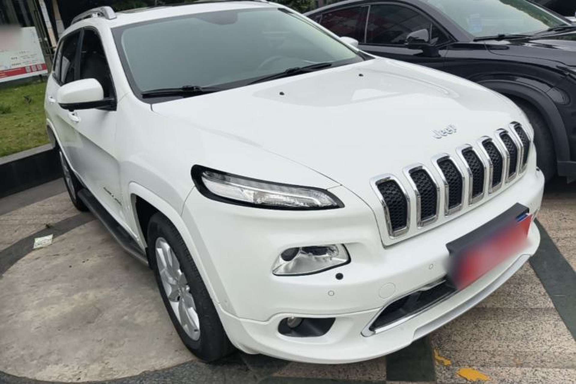Used Jeep Cherokee 2017 2.4L Superior Edition Front Right 45 Deg