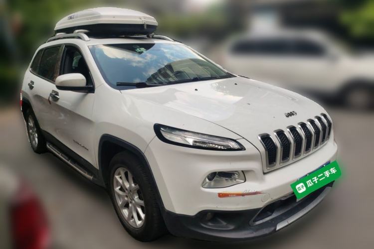 Used Jeep Cherokee 2017 2.0L Superior Edition Front Right 45 Deg