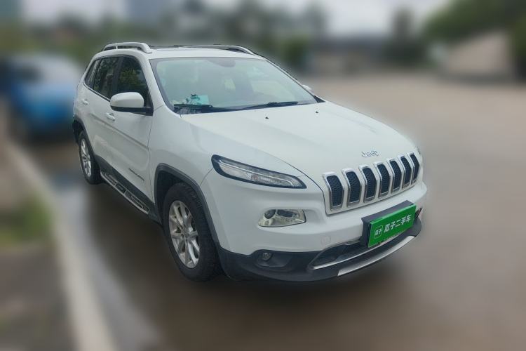 Used Jeep Cherokee 2017 2.0L Superior Edition Front Right 45 Deg