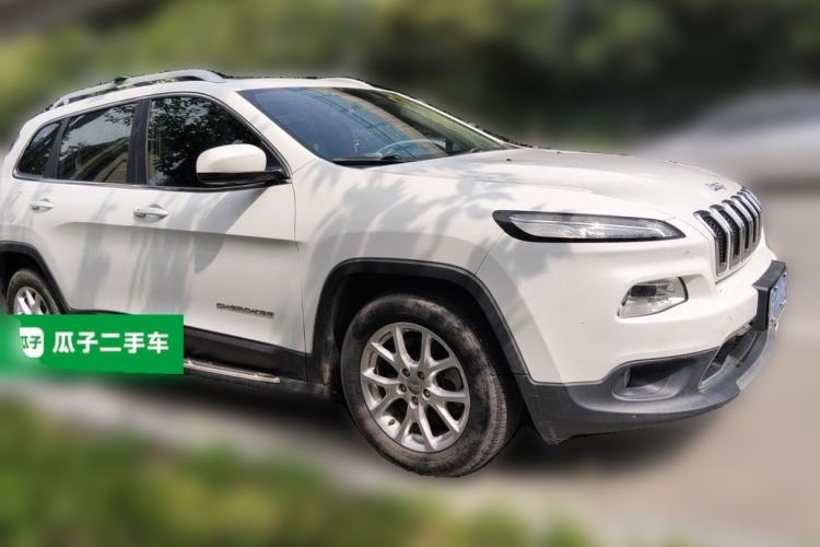 Used Jeep Cherokee 2017 2.0L Superior Edition Front Right 45 Deg