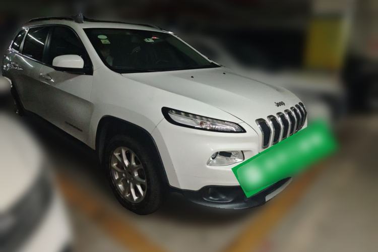 Used Jeep Cherokee 2017 2.0L Superior Edition Front Right 45 Deg