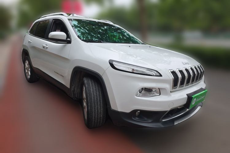 Used Jeep Cherokee 2017 2.0L Superior Edition Front Right 45 Deg