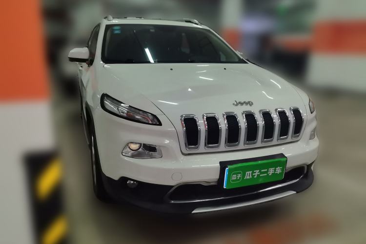 Used Jeep Cherokee 2017 2.0L Superior Edition Front Right 45 Deg