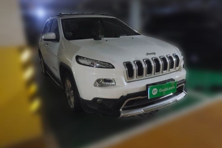 Used Jeep Cherokee 2017 2.0L Superior Edition Front Right 45 Deg