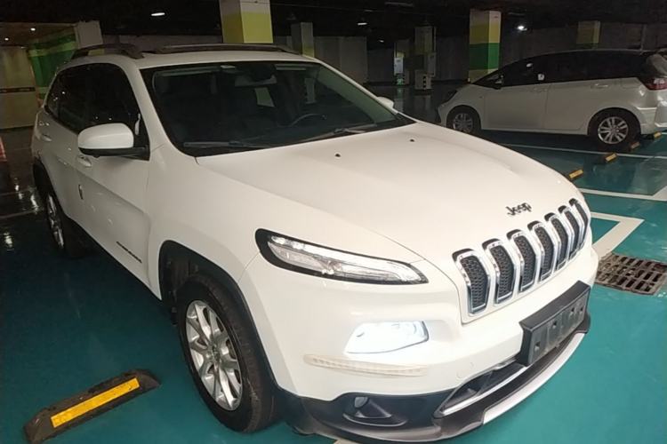 Used Jeep Cherokee 2017 2.4L Leading Edition Front Right 45 Deg