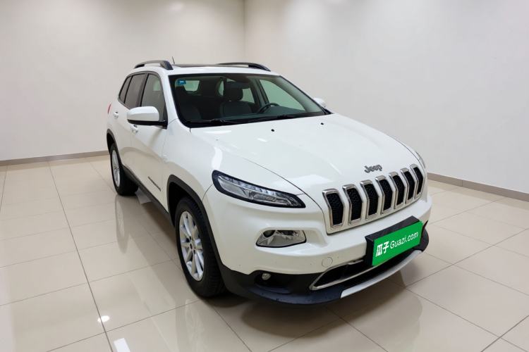 Used Jeep Cherokee 2017 2.0L Superior Edition Front Right 45 Deg
