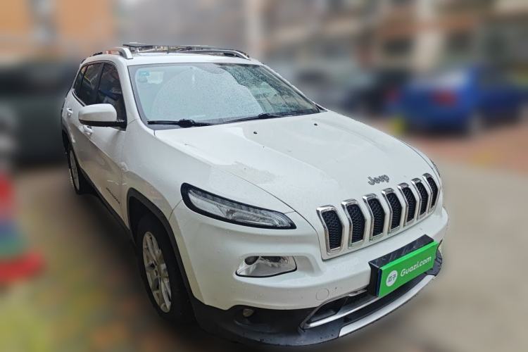 Used Jeep Cherokee 2017 2.0L Superior Edition Front Right 45 Deg