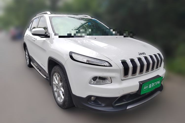 Used Jeep Cherokee 2017 2.0L Superior Edition Front Right 45 Deg