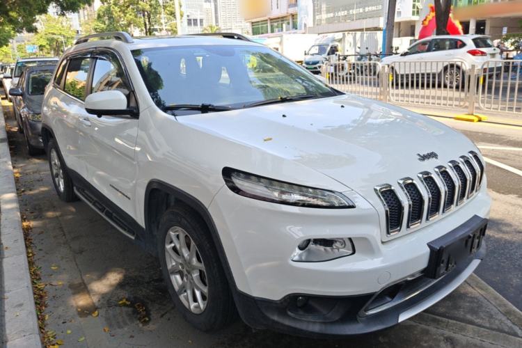 Used Jeep Cherokee 2017 2.0L Superior Edition Front Right 45 Deg